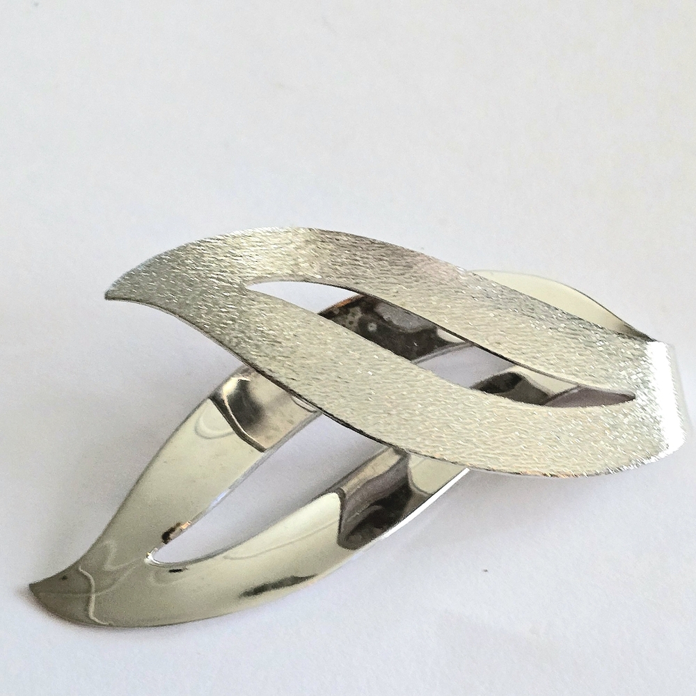 Vintage Sarah Coventry brooch silver pin crossover